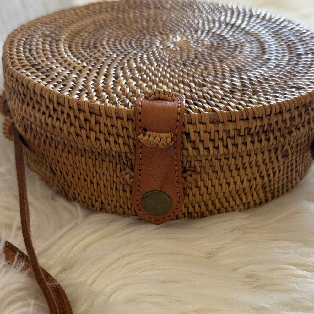 Elegant Tan Woven Crossbody Bag - Picture 4 of 4